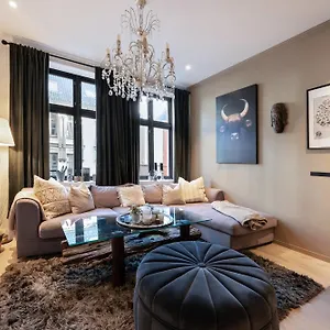 Modern 2nd-floor Luxury Apartment